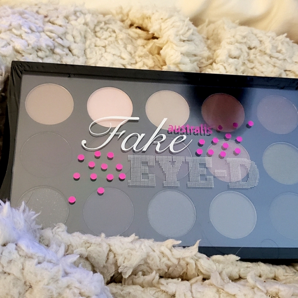 AUSTRALIS Fake Eye-d Eyeshadow palette; 15 colors still in shrink wrap!